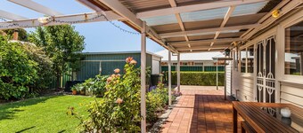 Vintage home, close to the beach and township. Walk everywhere.