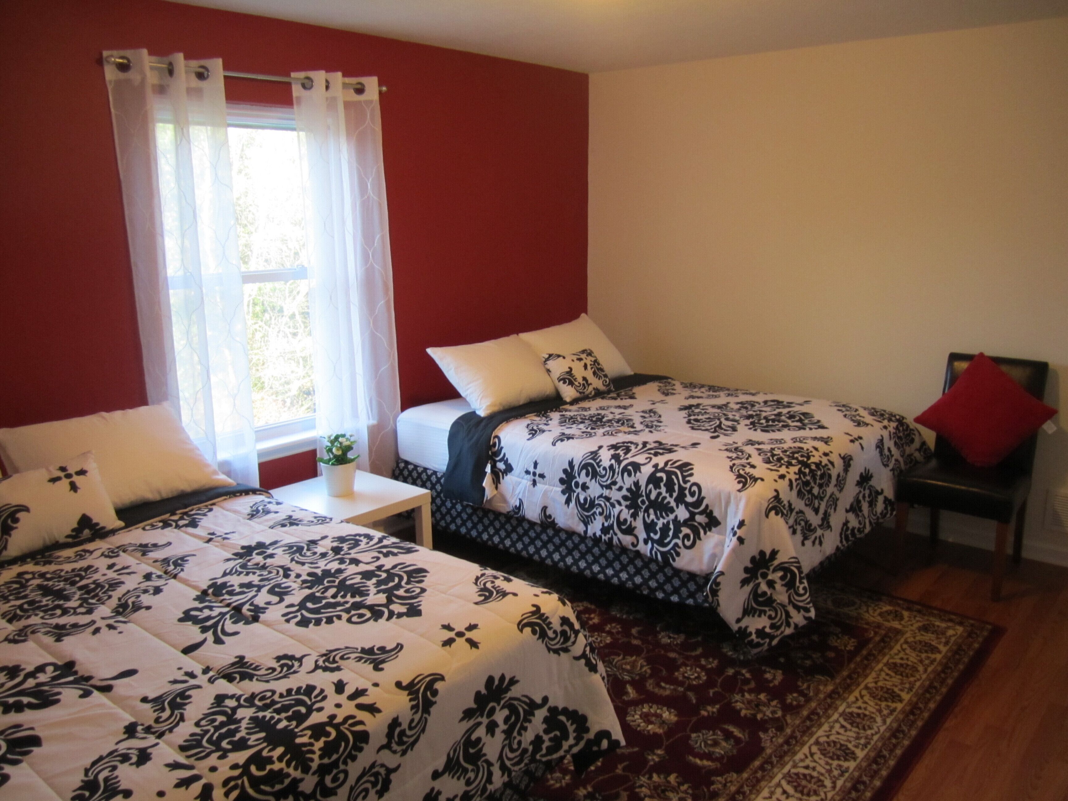 Fantastic Luxury Home * HOT TUB * LINEN incl, Pool Table *6 Bed Rm, WI-FI NR All