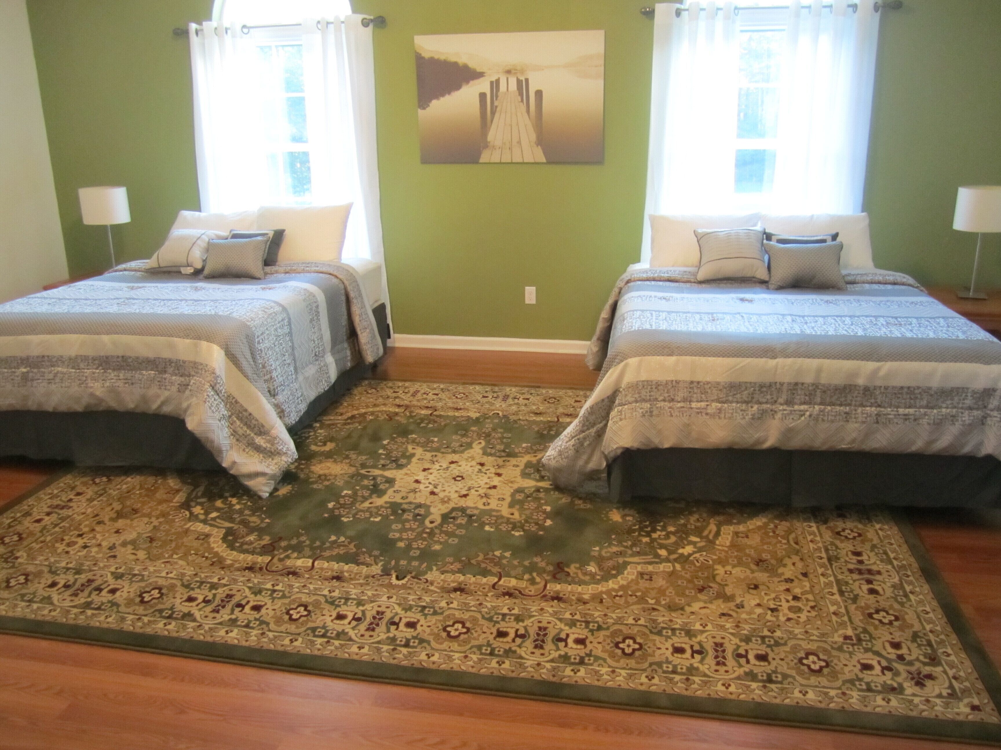 Fantastic Luxury Home * HOT TUB * LINEN incl, Pool Table *6 Bed Rm, WI-FI NR All