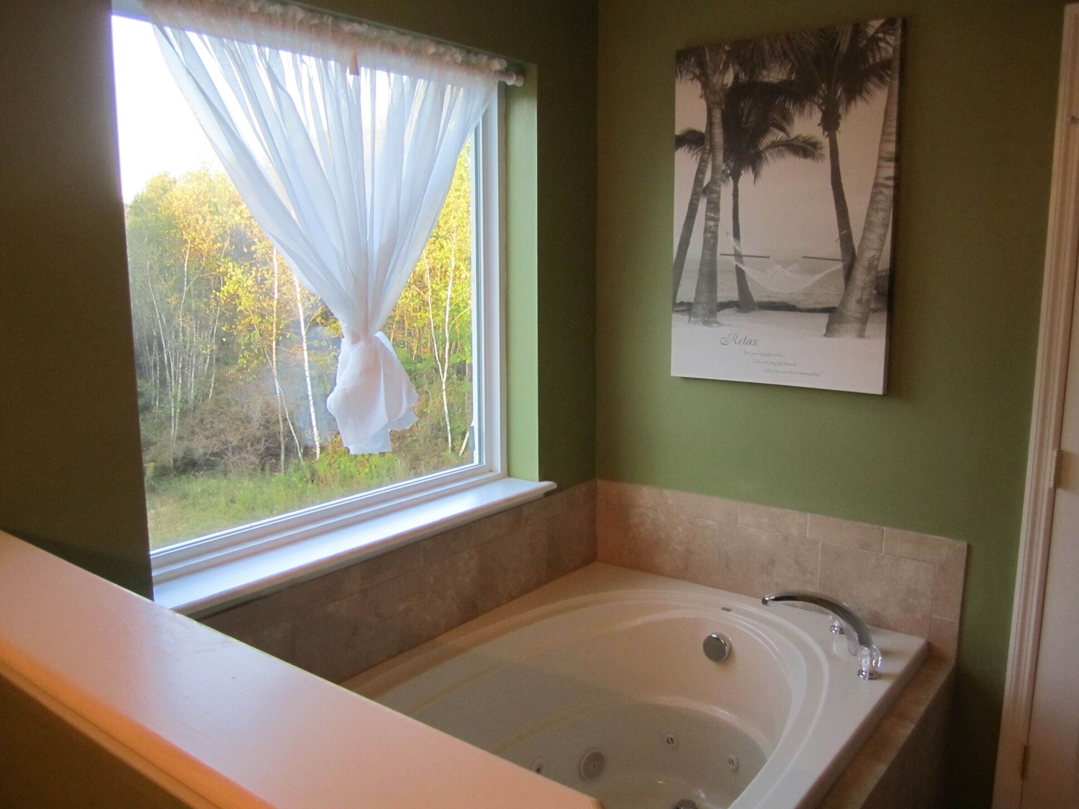 Fantastic Luxury Home * HOT TUB * LINEN incl, Pool Table *6 Bed Rm, WI-FI NR All