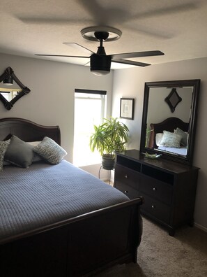 2 makuuhuonetta, työpöytä, silitysrauta/-lauta, ilmainen Wi-Fi