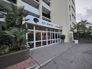 Exterior detail - Great Apartment By the Beach with Pool (Sâo Martinho, Funchal)