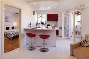 2 bedrooms, in-room safe, iron/ironing board, free WiFi