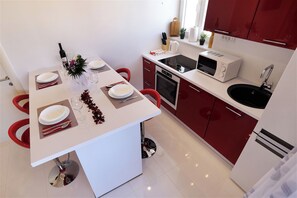 Fridge, microwave, oven, stovetop - Apartment Sunny Gallery With Terrace In Center Of Split (Split)