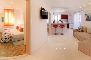 Een modern appartement met een woonkamer, keuken en eetgedeelte.