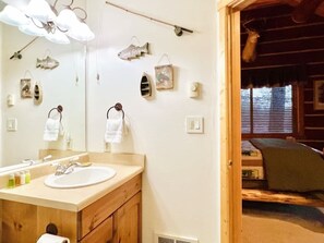 Dusche, Haartrockner, Handtücher, Toilettenpapier