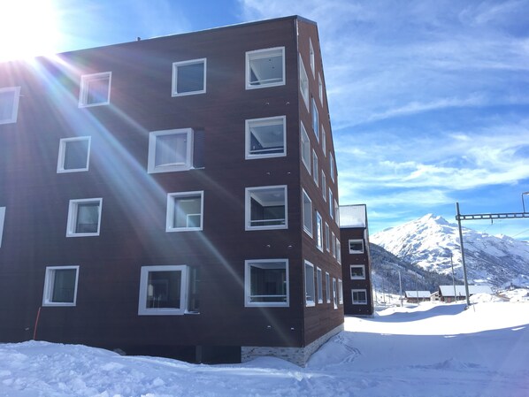 Un edificio a più piani con facciata in mattoni e numerose finestre.