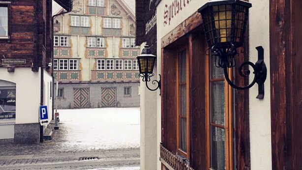 En traditionel europæisk bygning med skilt til en restaurant.