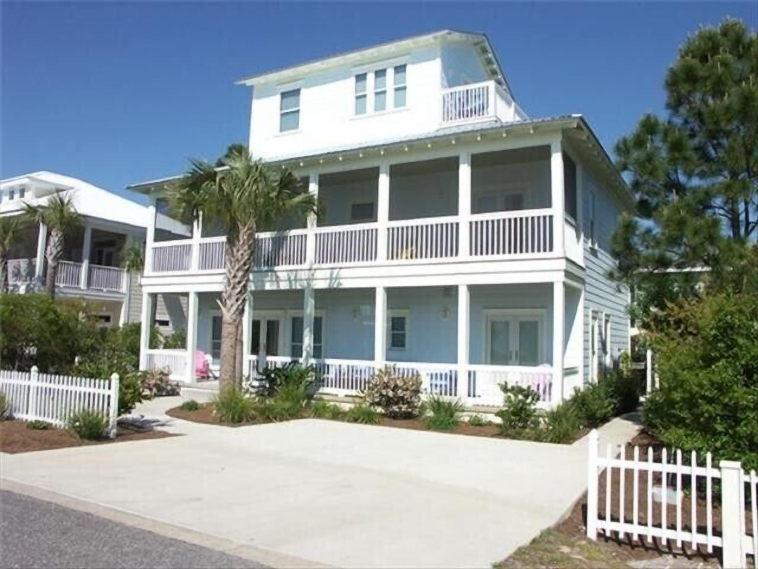 5 MINUTE WALK TO BEACH * Community Pool * Backyard Patio * Bonus TV Room 