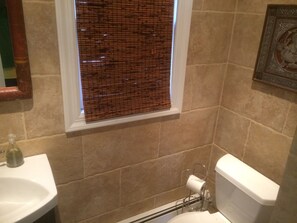 Duschwanne, Haartrockner, Handtücher, Toilettenpapier