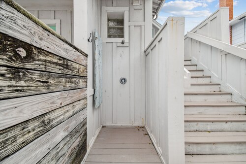 À quelques pas de la plage de sable blanc