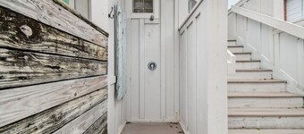 White beaches, walk to restaurants and shops! Family vacation /Romantic getaway!