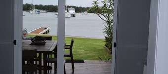 Ducks Bungalow- Lake Macquarie