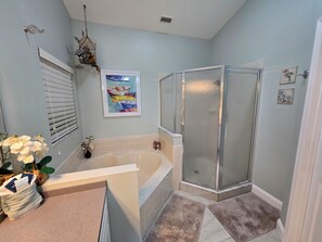 Bañera con ducha, secador de pelo, toallas, jabón