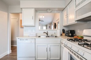 Een koelkast, een magnetron, een oven, een kookplaat