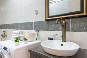 Ensemble douche/baignoire, sèche-cheveux, serviettes fournies, savon