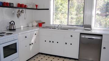 Kühlschrank, Mikrowelle, Ofen, Geschirrspüler