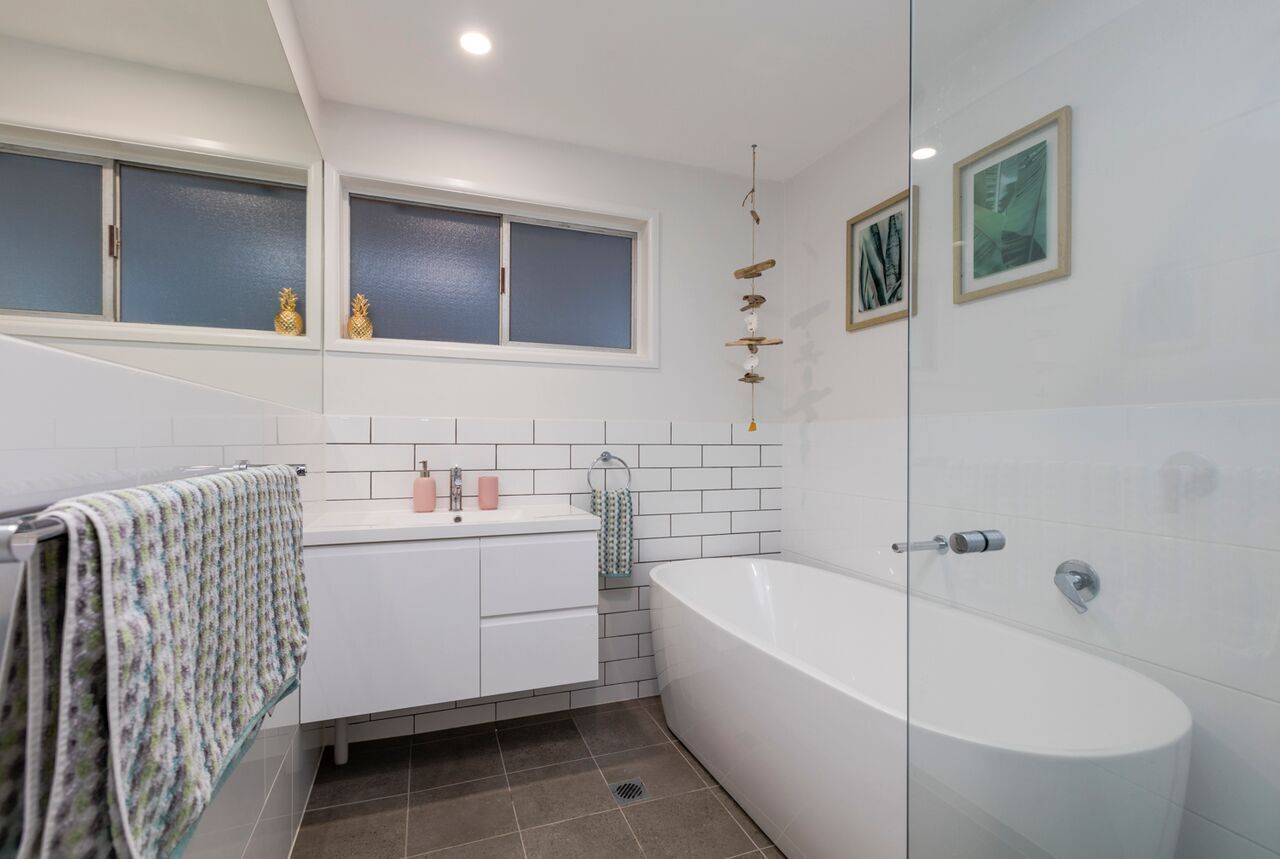 Bright Airy Beach Cottage — image 14