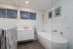 Hair dryer, towels, soap, shampoo - Bright Airy Beach Cottage (Miami)