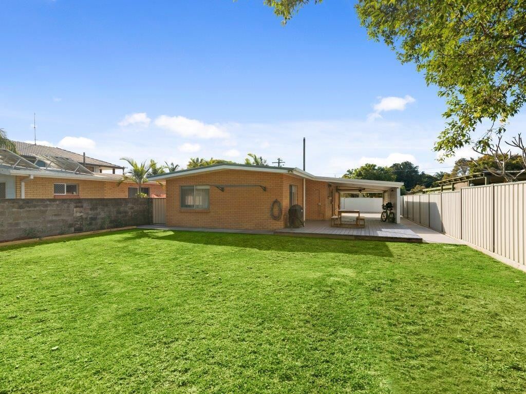 Bright Airy Beach Cottage — image 24