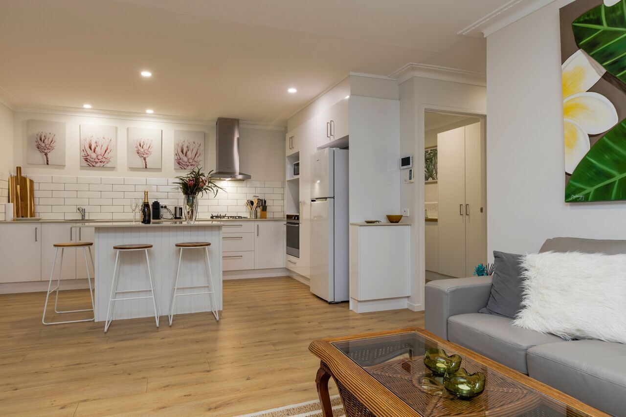 Bright Airy Beach Cottage — image 22