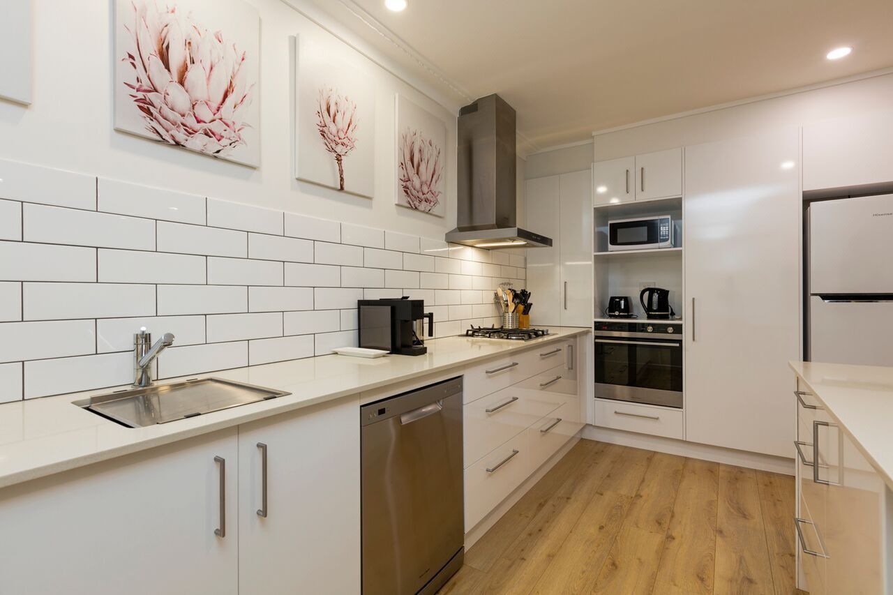 Bright Airy Beach Cottage — image 21