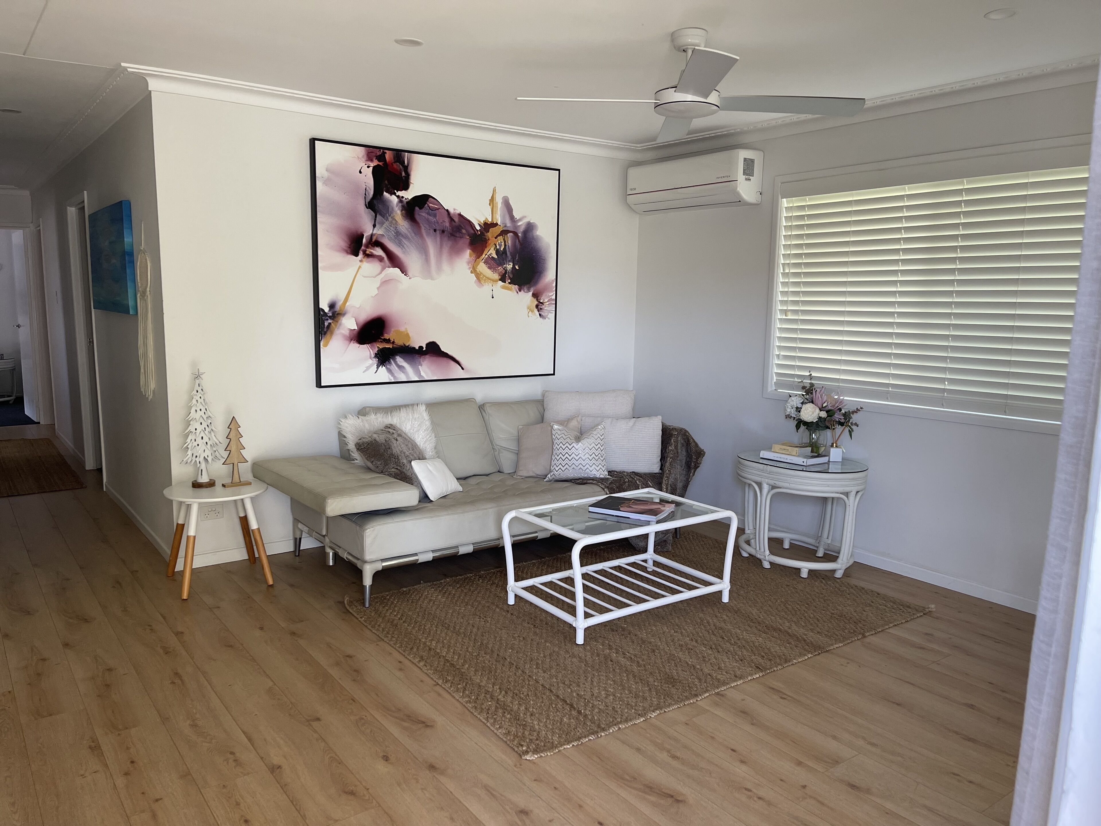 Bright Airy Beach Cottage — image 11