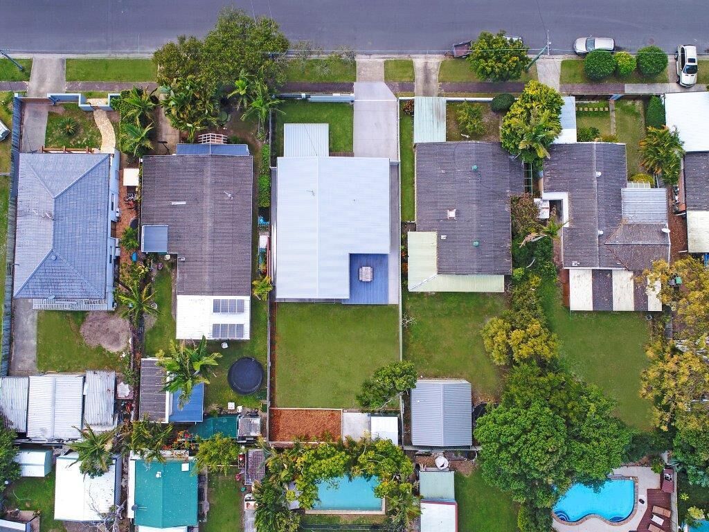 Bright Airy Beach Cottage — image 26