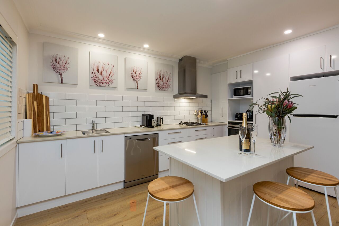 Bright Airy Beach Cottage — image 17