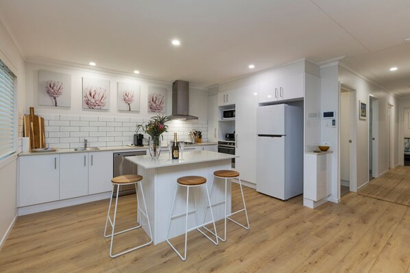 Fridge, microwave, oven, dishwasher - Bright Airy Beach Cottage (Miami)