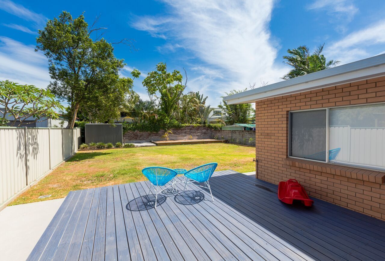 Bright Airy Beach Cottage — image 19