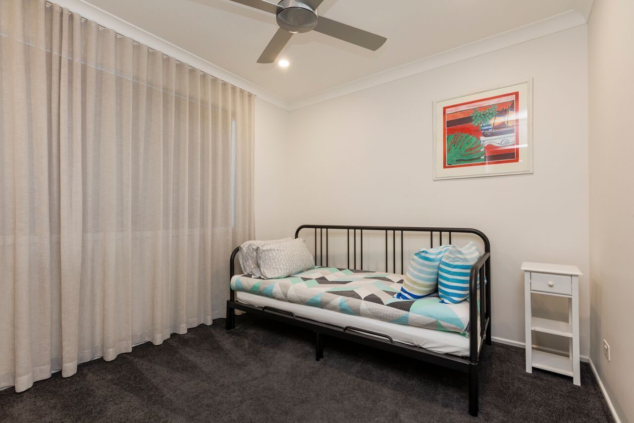 Bright Airy Beach Cottage — image 15