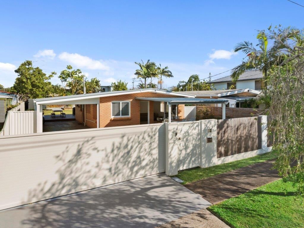 Bright Airy Beach Cottage — image 25