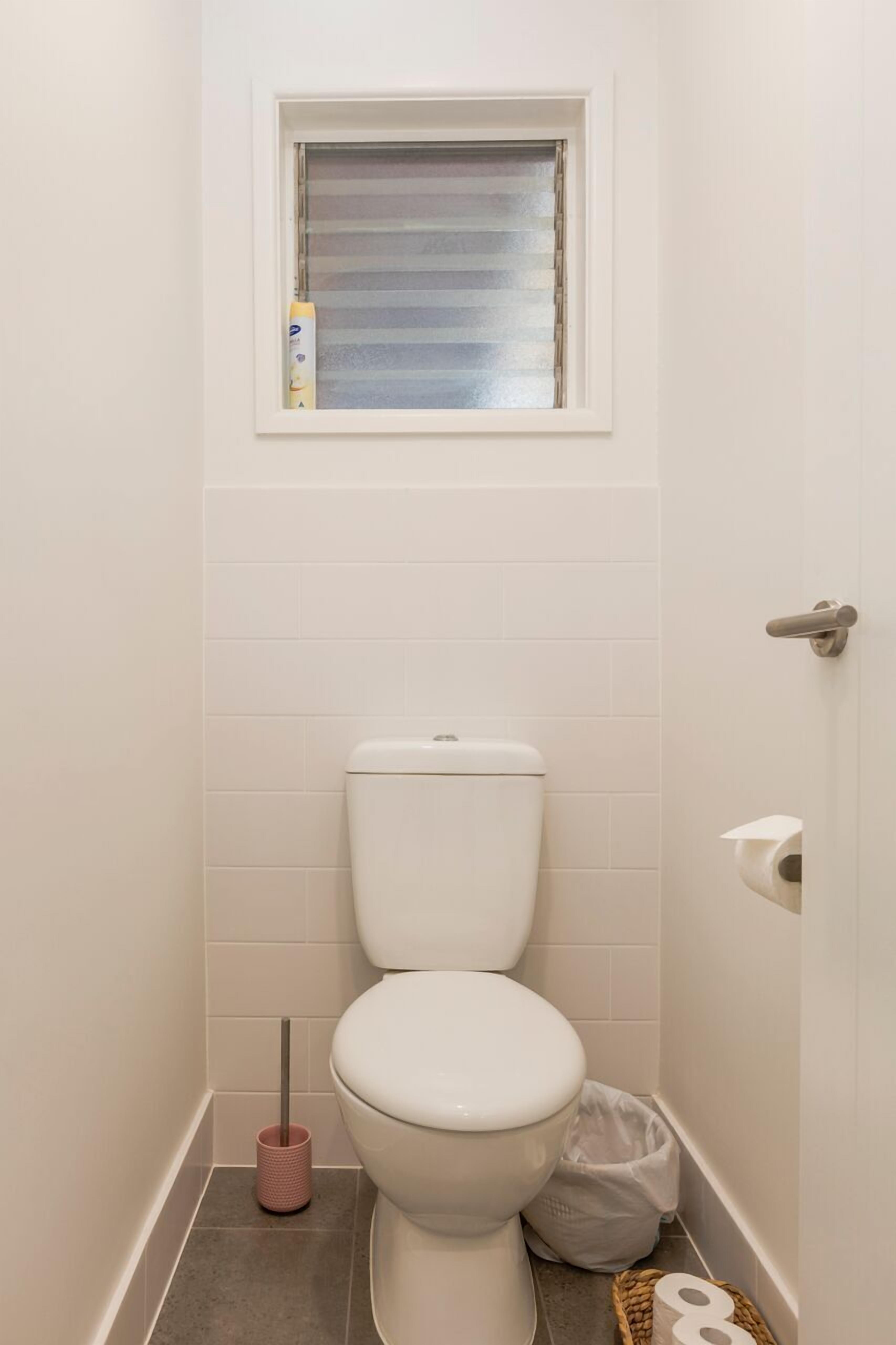 Bright Airy Beach Cottage — image 23