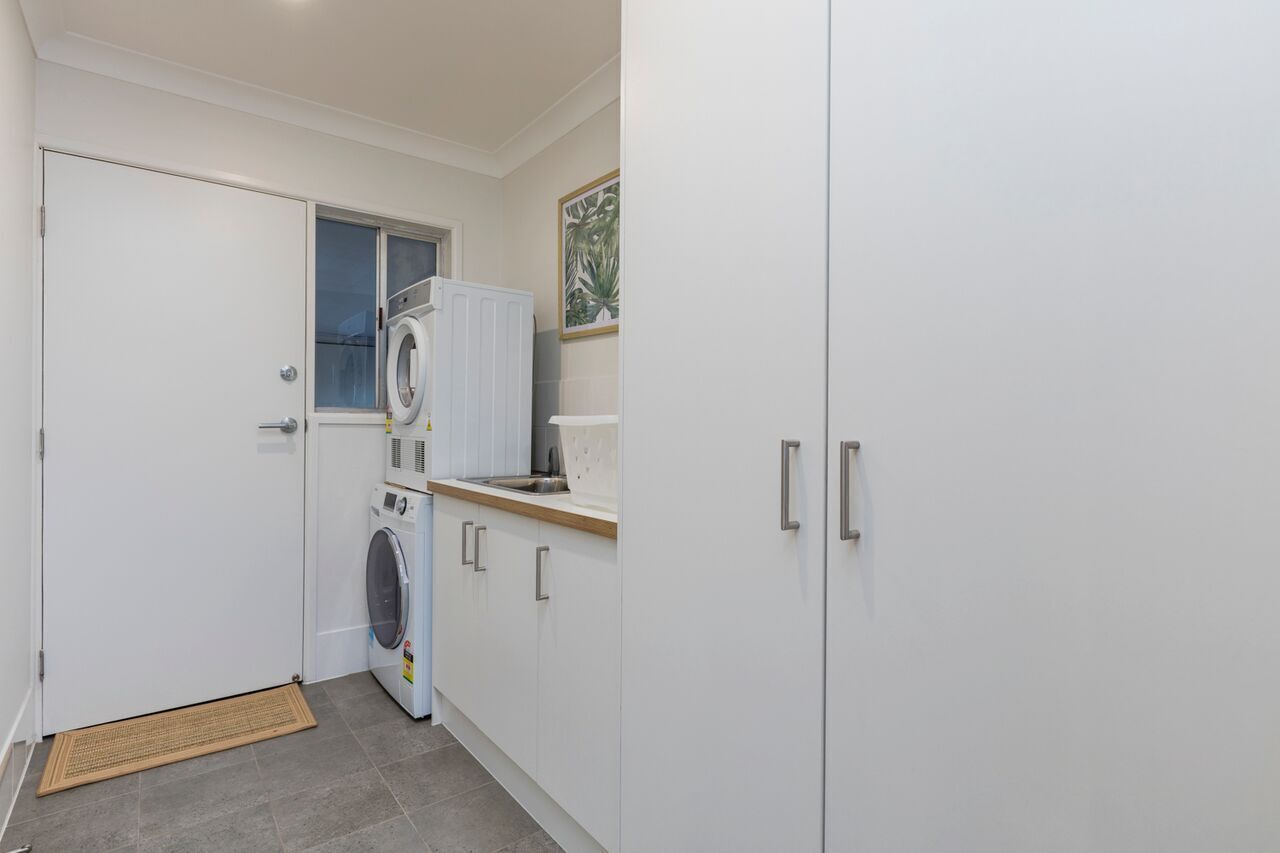 Bright Airy Beach Cottage — image 5