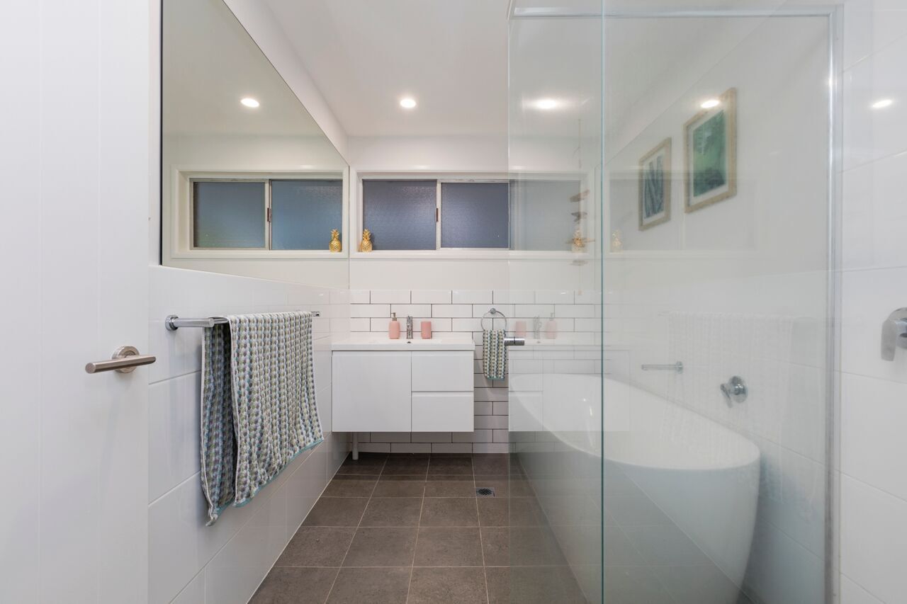 Bright Airy Beach Cottage — image 18