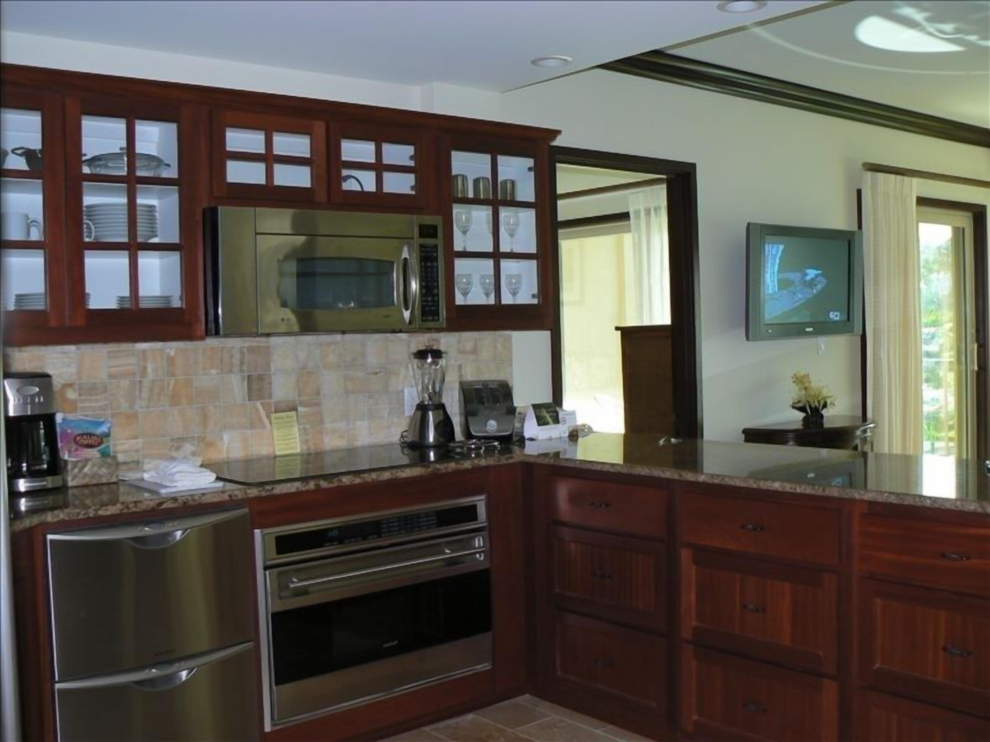 Luxurious Waipouli Beach Resort Getaway! (Unit E-205)