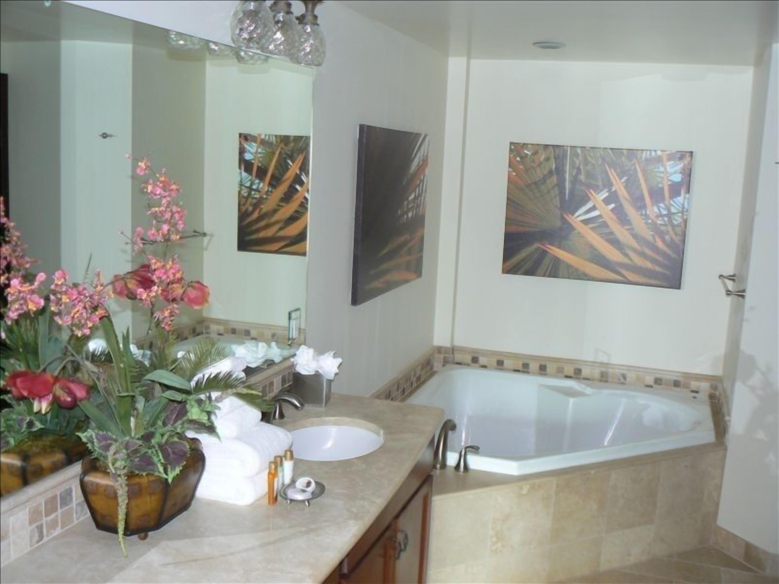 Luxurious Waipouli Beach Resort Getaway! (Unit E-205)