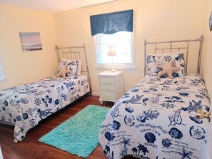2 bedrooms, iron/ironing board, WiFi - Charming 'Starfish Cottage' - Walk to Perch Pond and Great Bay (Falmouth)