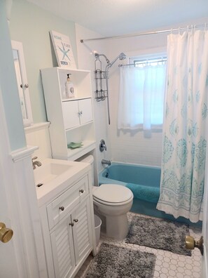 Hair dryer, soap, toilet paper - Charming 'Starfish Cottage' - Walk to Perch Pond and Great Bay (Falmouth)