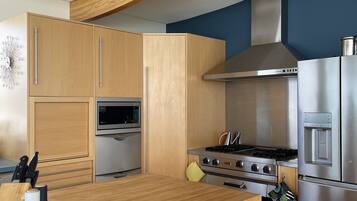 KylskÄp, mikrovÄgsugn, ugn och spishÀll