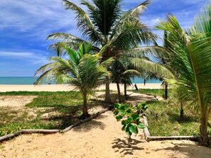 On the beach - Beachfront village with natural pools near the condominium! (Camaçari)