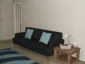 TV, DVD-spiller, bøker og filmbibliotek