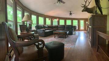 平板电视、壁炉、DVD 播放器、桌上足球