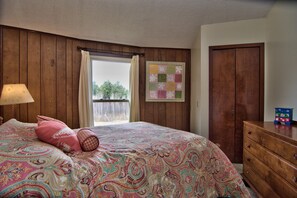 8 bedrooms, iron/ironing board, free WiFi, bed sheets - Beautiful & unique mountain lodge, up to 16 guests! (Clifford Township)