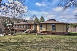 Exterior - Beautiful & unique mountain lodge, up to 16 guests! (Clifford Township)