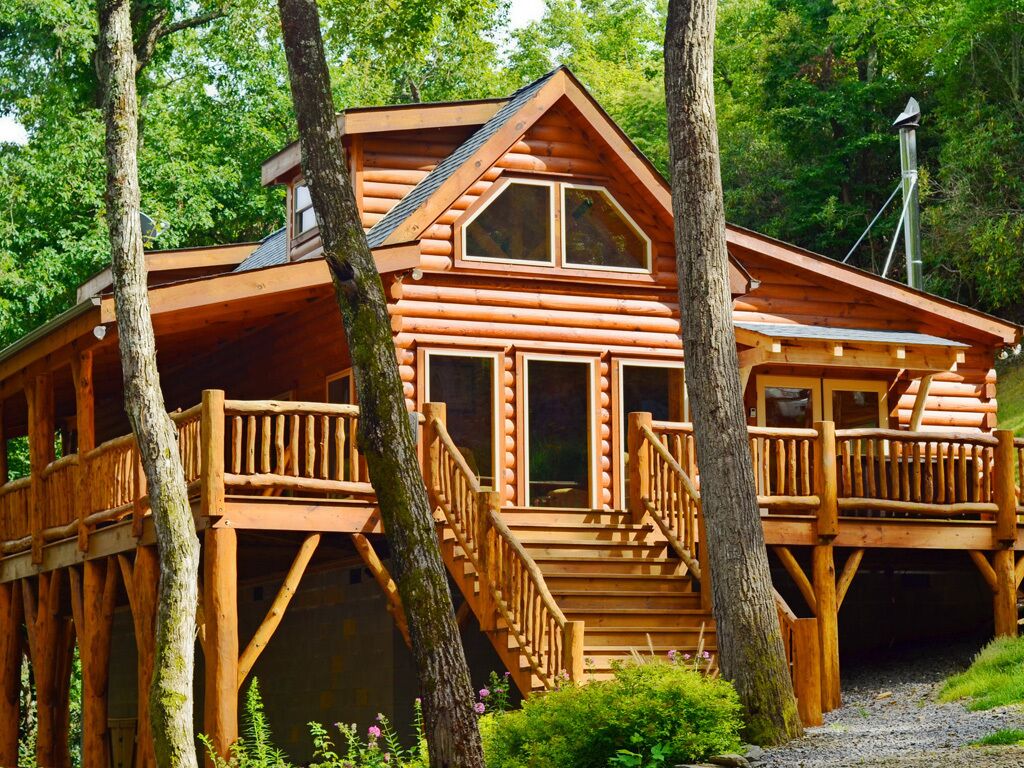 CREEKSIDE LOG HOME: NEXT TO CREEK / CLOSE TO TOWN / HOT TUB / TRAILS / PETS OK