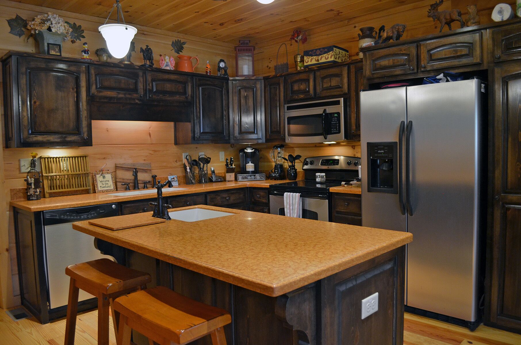 CREEKSIDE LOG HOME: NEXT TO CREEK / CLOSE TO TOWN / HOT TUB / TRAILS / PETS OK