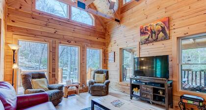 CREEKSIDE LOG HOME: NEXT TO CREEK / CLOSE TO TOWN / HOT TUB / TRAILS / PETS OK