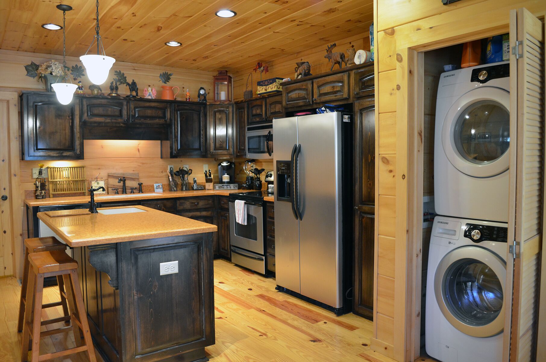 CREEKSIDE LOG HOME: NEXT TO CREEK / CLOSE TO TOWN / HOT TUB / TRAILS / PETS OK